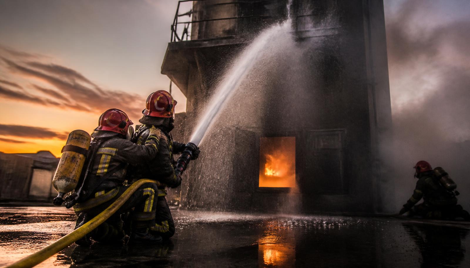 Bomberos españoles durante una práctica de extinción en la torre de maniobras